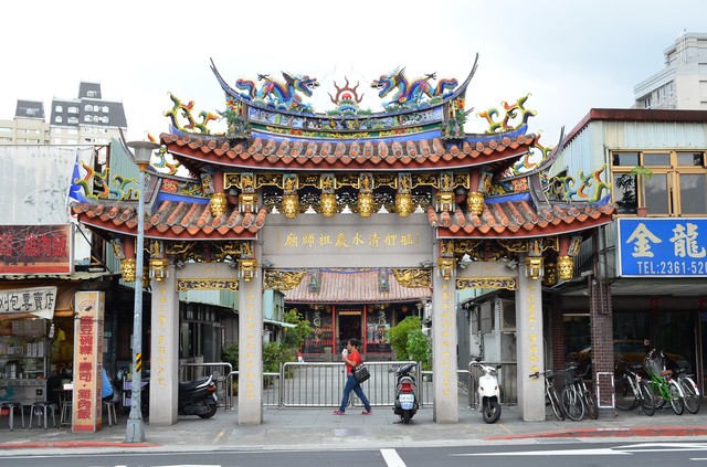 康定路に面した清水厳祖師廟の入口。この奥に本堂がある