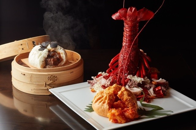 まるまる伊勢海老1尾のチリソースと神戸牛の中華まん