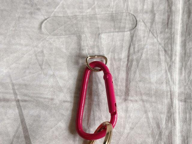 スマホケースにつけられるクリアホルダー＆カラビナ付き