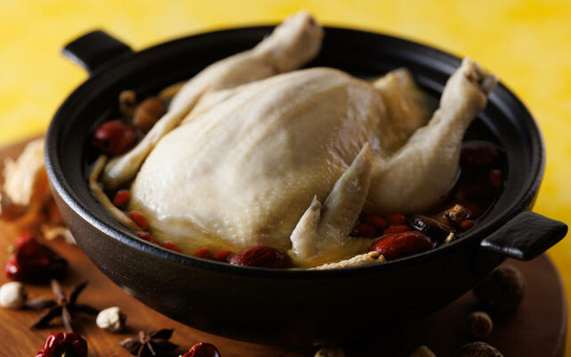 「丸鶏の薬膳スープ」＜期間：2025年7月1日～8月31日＞ 【浅草の絶景と約100種類のメニューを楽しめる「ごちそうブッフェ」に“ビールベンダー”登場！“どうぶつケーキ”もプレゼント！】