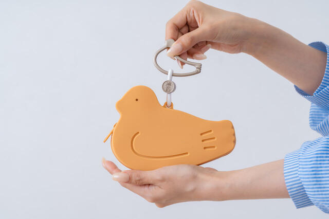 「はとっこ」＜価格：1,500円（税込）＞【これは魅力の限定商品！鳩サブレーを連れて歩けるシリコンポーチ「はとっこ」が、2026年8月10日より販売スタート！】