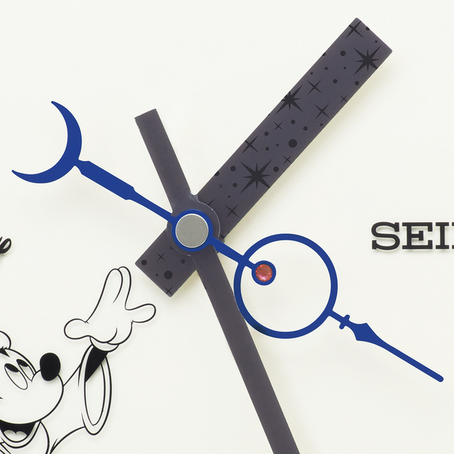 時針・秒針のデザインにもこだわりが【セイコー・映画『ファンタジア』の「魔法使いの弟子」モチーフの掛け時計】