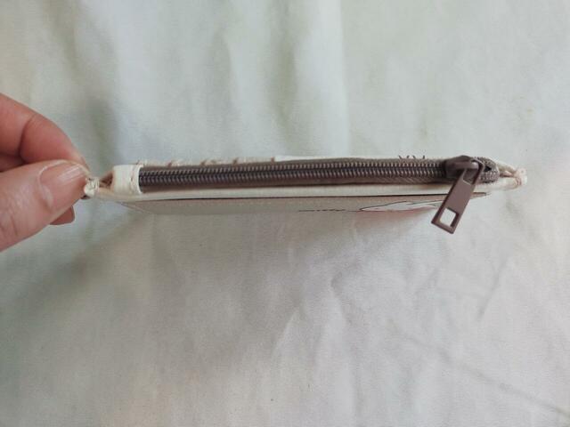 ファスナーは落ち着いたブラウン