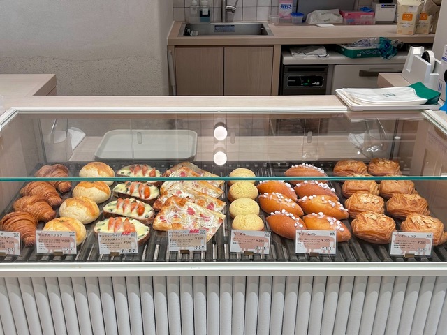 【よつ葉ミルクプレイス】北海道産の小麦とよつ葉バターを使った、おいしそうなパンが並んでいます