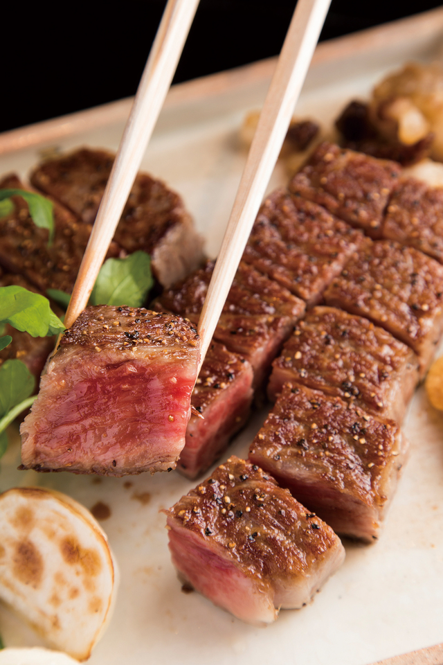 最優秀ステーキコースロースコース2万7,500円（サービス料別）の1品（写真は2人前）｜築地さとう 