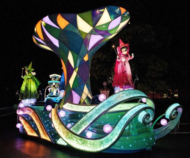 雨の日限定のミニパレード「ナイトフォール・グロウ」