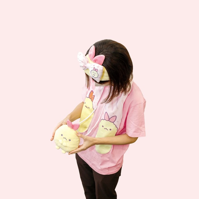 【すみっコぐらし】ぬいぐるみポシェット、ヘアバンド、マフラータオルでえびてんのしっぽ推しコーデに