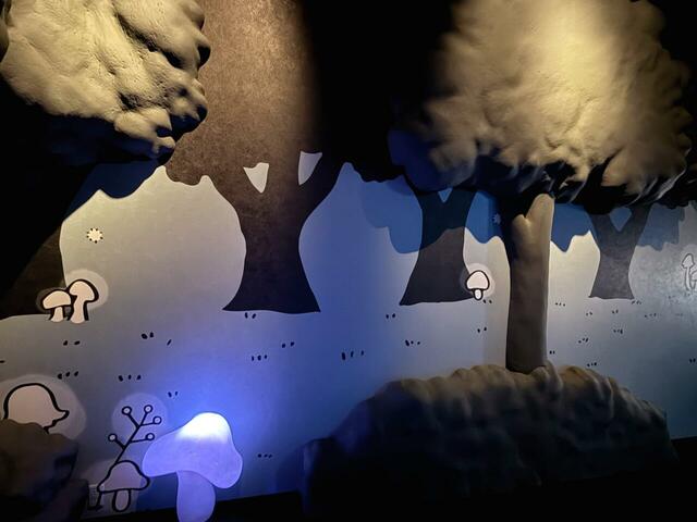 漫画でも登場した夜の採取のキノコ。ぼんやりと光っており幻想的