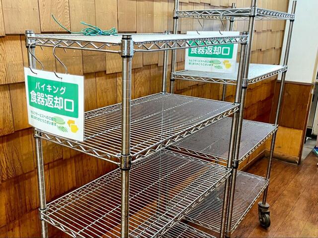 【ココス 朝バイキング】食器はセルフでラックに返却するスタイル
