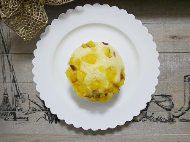 鳴門金時の角切りが、生地の中と表面にもたくさん！ 鳴門金時いも蒸しパン／139円（税込）