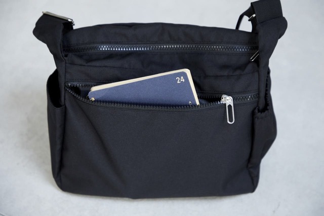 裏にもファスナーポケットと、収納が充実