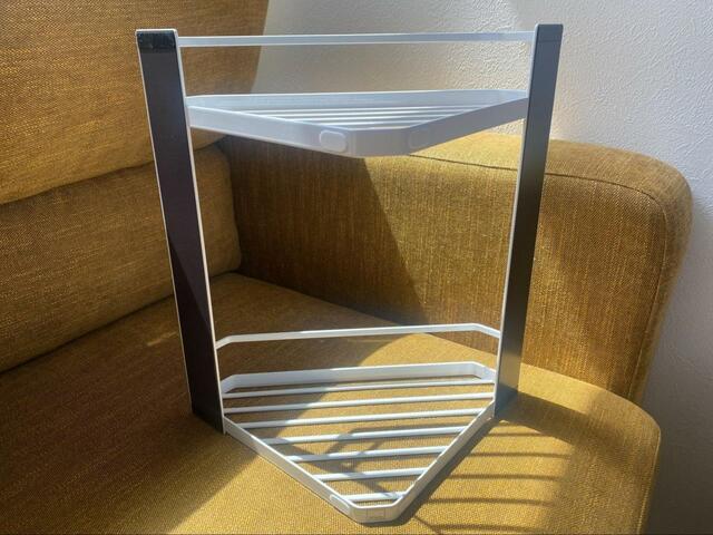 【山崎実業 tower マグネットバスルームコーナーラック】耐荷重は約6kg（1段あたり約2.5kg）。一般的なサイズのボトルなら余裕で置けます