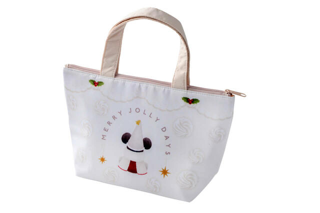 スーベニアランチケース 対象のメニューにプラス1,300円|東京ディズニーリゾート「ディズニー・クリスマス」スペシャルメニュー|販売店舗:東京ディズニーランド「リフレッシュメントコーナー」、東京ディズニーシー「ニューヨーク・デリ」|発売日:2024年11月8日(金)〜12月25日(水)