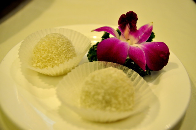 京華樓「激辛コース」／奶皇糯米糍（カスタード入りココナッツ団子）