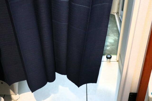 【ニトリ  フリーカット間仕切りカーテン】足元を見れば中に人がいるかどうかわかります