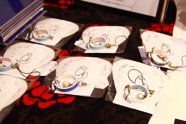 【あっきぃ】女性に愛される首輪を作り続けるあっきぃさん。「普段からつながっていたい」という思いを実現するため、ストラップやブレスレットなども制作する。