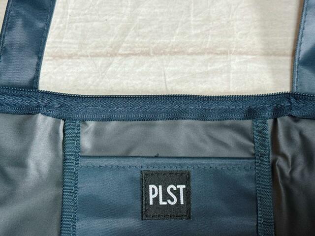 内側にはポケット付き。また、生地の裏側はPVC貼加工が施されているので丈夫！