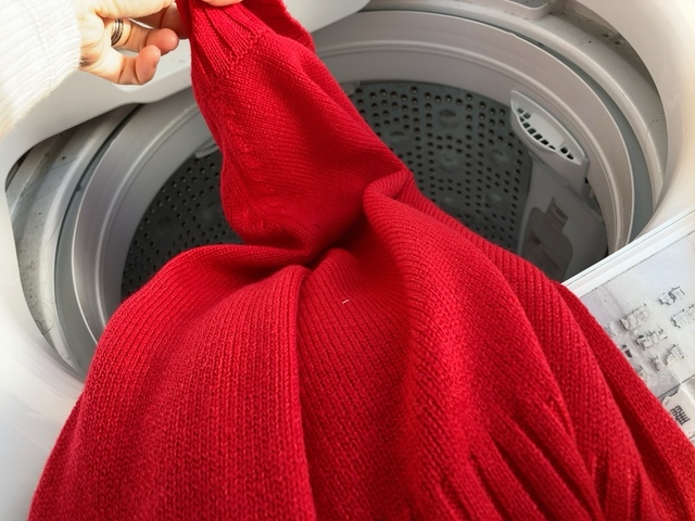【ロペピクニック　ハイネックラグランニットプルオーバー】色移りすることがあるため、洗濯・脱水後はすぐに干しましょう