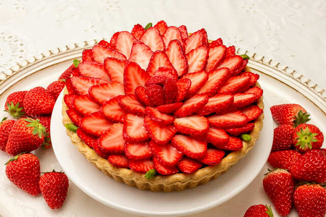 「イチゴのバラのタルト」