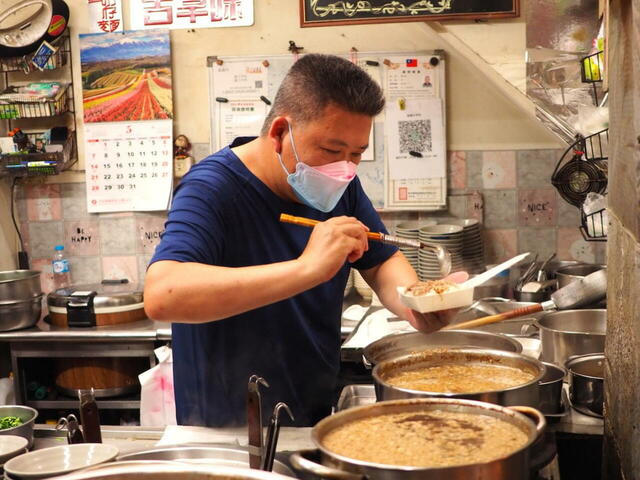 【台湾食べ歩きの旅 #17】『老羅古早味』は席が少ないのでテイクアウトの客も多い。イートインの客は店前の歩道に並べられたテーブルへ