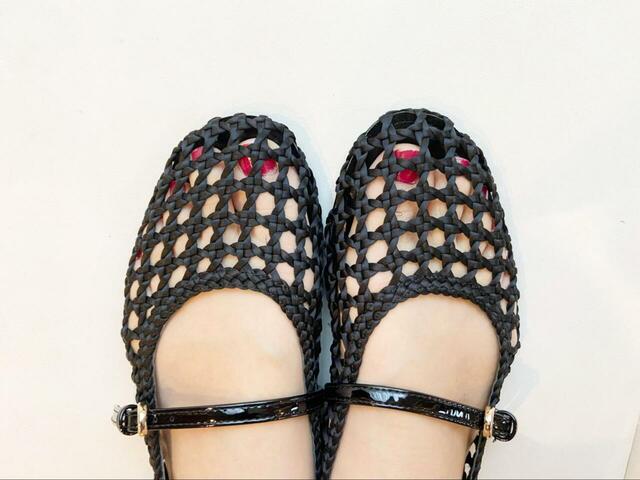 【ZARA ストラップ付き編み込みバレリーナシューズ】つま先とかかとをしっかり覆ってくれるデザインなので、素足で履いても浮いた感じになりません♪