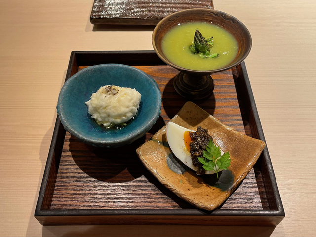 【鳥きよ】前菜。（左から時計回り）新タマネギのムース。アスパラと新ジャガのすり流し。マッシュルームのペーストがかかった本熟卵