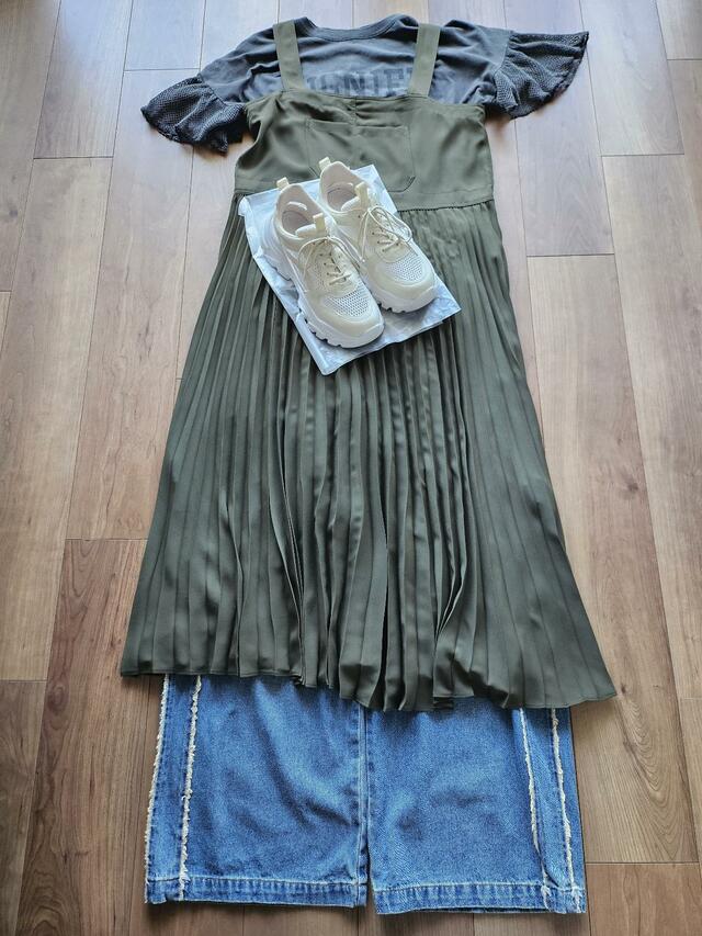 【UNIQLO：C プリーツストラップワンピース】パンツやレギンスなどを合わせてカジュアルなレイヤードを楽しむのもおすすめ！