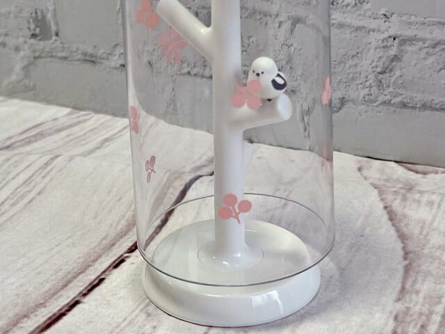 コップを重ねるとシマエナガが実や葉に囲まれているように見えてキュート！