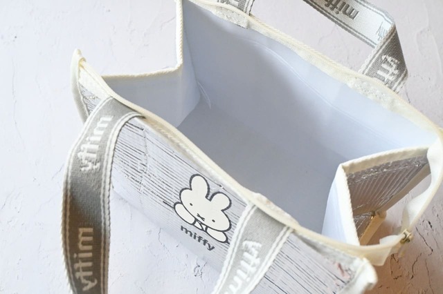 【『SPRiNG』2026年5月号（宝島社）「ミッフィーデザイン お弁当用保冷バッグ」】インナーポケットなどは無くシンプルなデザインです