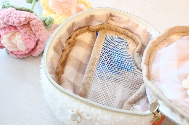 【「miffy いちごチャームの2WAYポーチ&ショルダーバッグ BOOK」(宝島社)】メッシュポケット。薬やコンタクトレンズなど、いざとなったら探さずに取り出したいものを入れておくのに◎