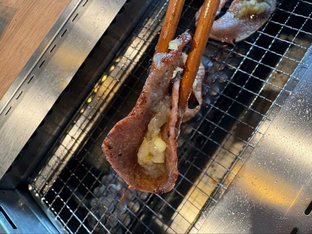 【プレミアムカルビ　炙りネギ塩タン】香ばしく焼けたタンでネギをくるっと巻いてジューシー◎