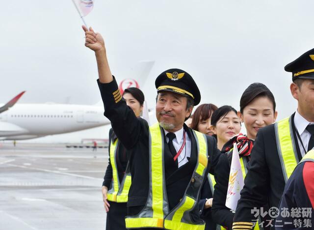 羽田空港を出発する「JAL Colorful Dreams Express」初便JL1983便を見送るJALの客室乗務員ら