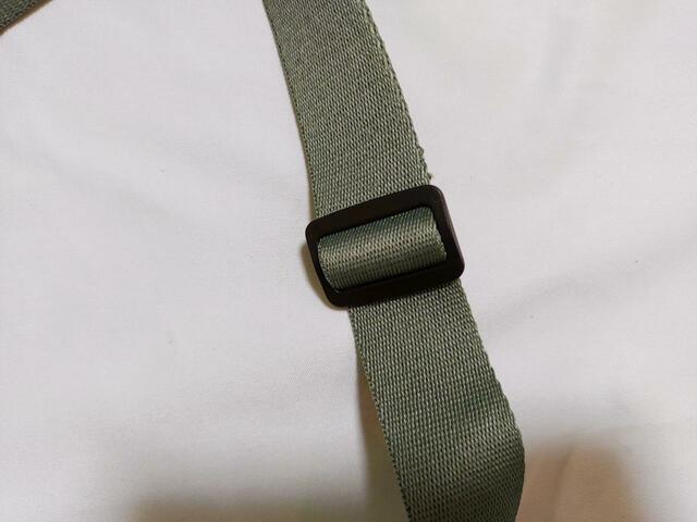 ショルダー部分に「アジャスター」付き