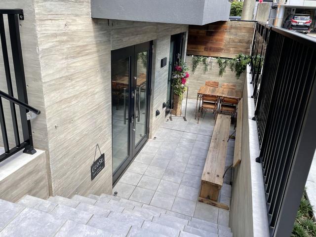 【ドゥ フイユ】『ドゥ フイユ』には厨房前のカウンターと、テーブル席がある