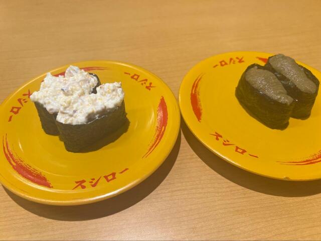 【スシロー 左：シーサラダ右：かにみそ】各120円（税込）どちらも濃厚な魚介の旨みを感じられます。終盤に頼むのがおすすめ！
