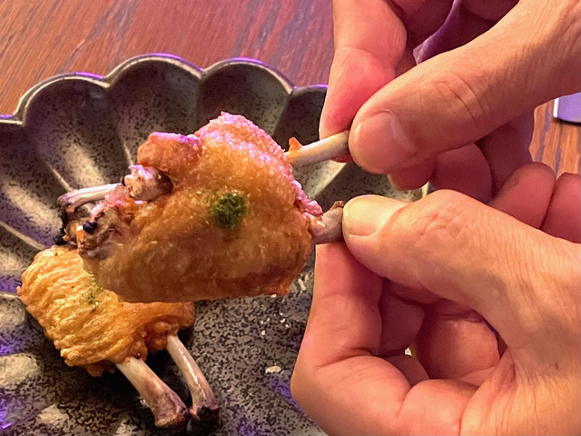 【ザ・ニューワールド】細い方の骨（この場合、上の骨）を回して骨をはずす