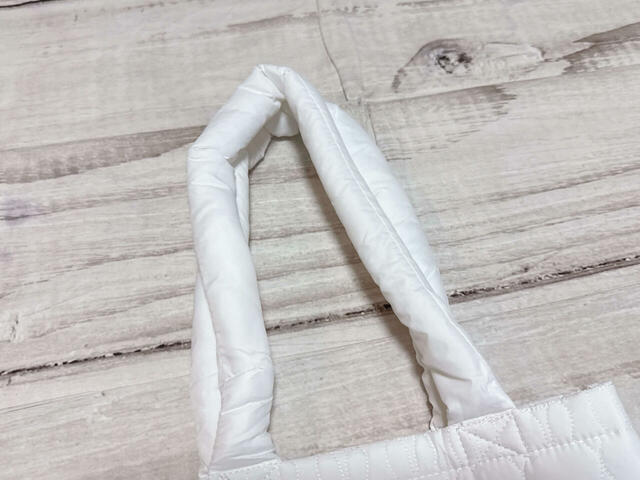 ハンドルは長めで肩がけが可能。ふかふかで肩に食い込みにくいのも◎