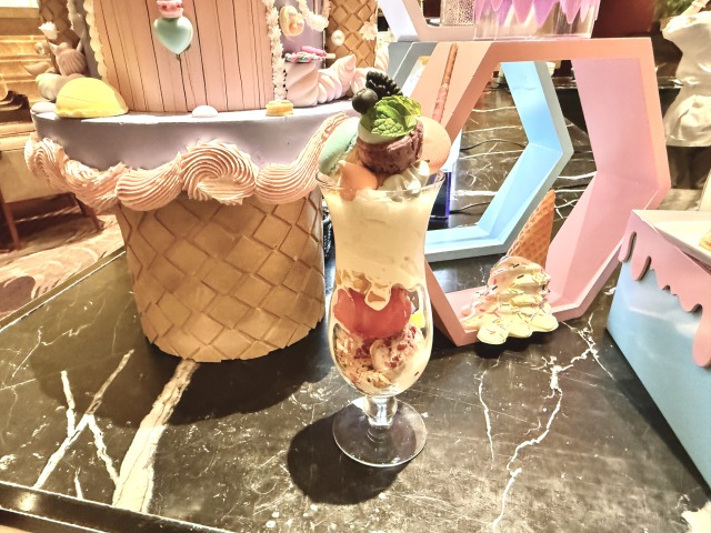 アイスの上にソフトクリームを巻いてもらってトッピング！