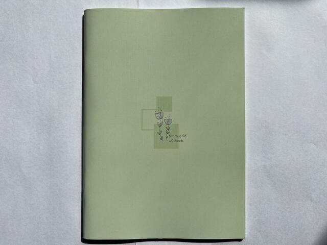 【ダイソー カラーノートA5サイズ 5mm方眼罫 40枚 グリーン】グリーンの表紙も細かいお花でかわいい