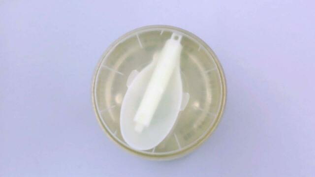 缶のトップには折りたたみのスプーンが付いています。