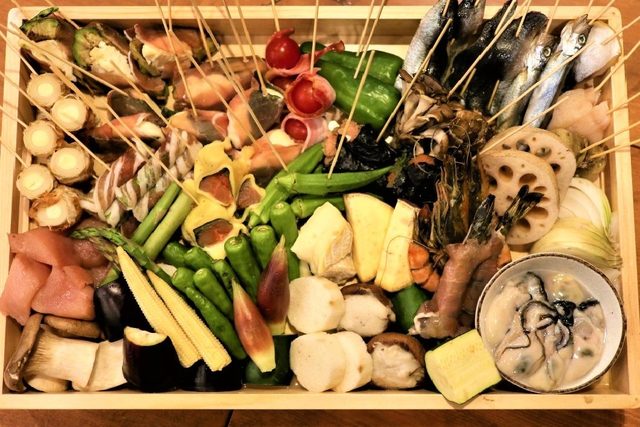 名物の天ぷら串に使用する新鮮な食材