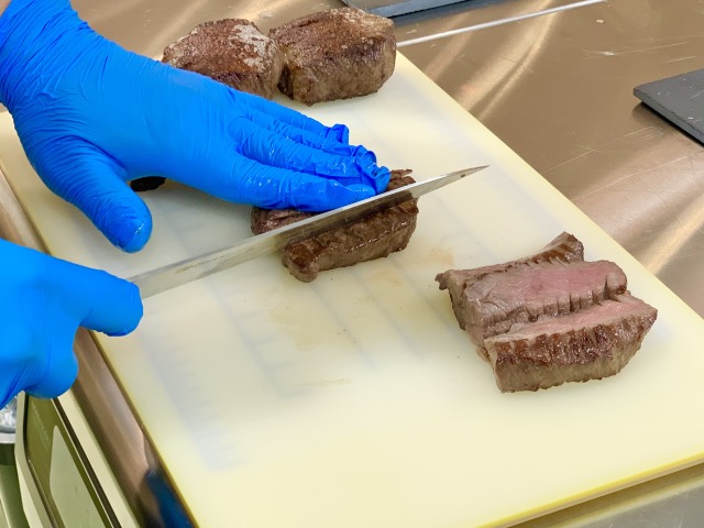 好きな枚数に切ってもらうことができる【牛たん けやき 麻布十番店】