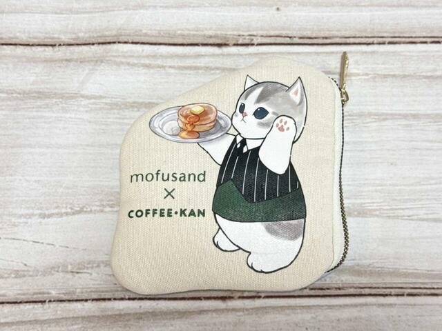 【mofusand×珈琲館 サマーバッグ/ダイカットポーチ】珈琲館に遊びにきたにゃんこが、お店の制服に着替えてお手伝いをしているアートプリント入り!