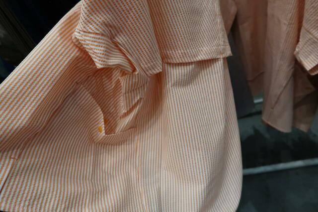 「撥水サッカー半袖シャツ」脇のポケットにボタンがついています