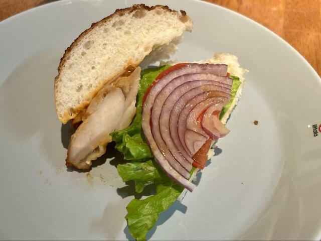 【ヤオコー スパイシーケバブバーガー】生のオニオンのピリ辛と、チキンのジューシーさ、全てをまとめるケバブソースがたまらない