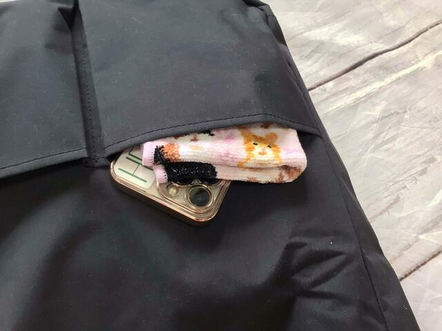 フロントのポケットにはよく取り出すスマホやハンカチタオルをイン