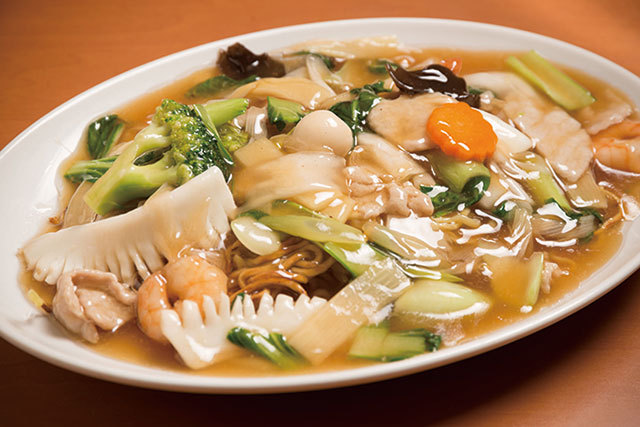 「ジャンボ餃子」の名店／銀座 天龍（銀座）　　 広東式やきそば　1390円