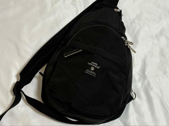 【anello GRANDE　クロスボディバッグ】サイズは約縦38×横23×マチ10cm。重さは約300gと軽量！