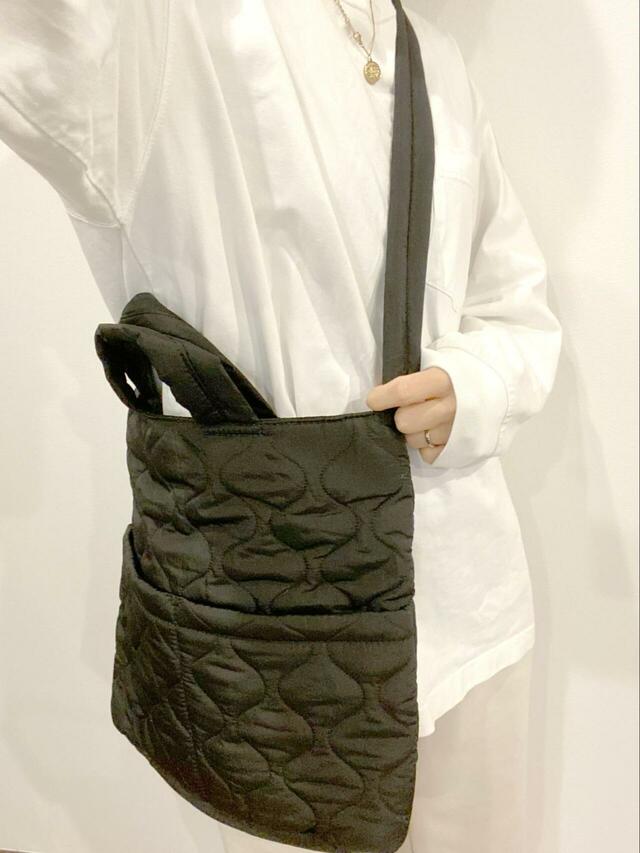 【B:MING by BEAMS キルト トート バッグ】ショルダー部分は87cmで、長さ調節はできません。身長167cmの筆者が肩にかけるとこんな感じです