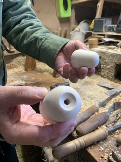 【制作工程３】ろくろで加工した木材を組み立てる